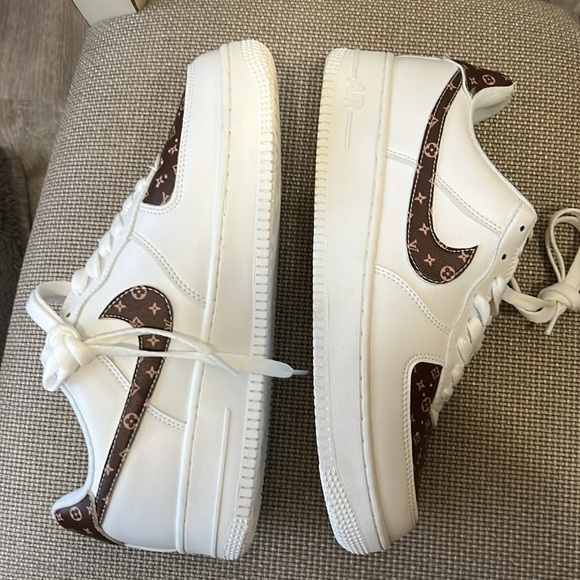 Universal sneakers men’s size 9 ladies size 11
Never worn , well made - Picture 3 of 10